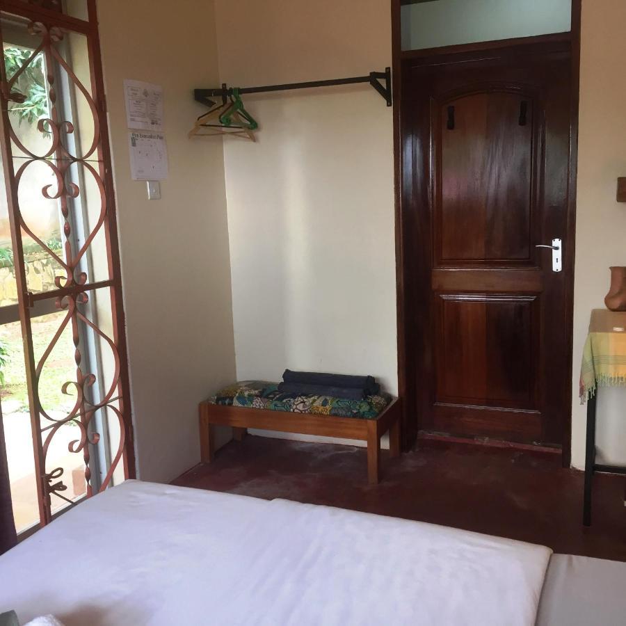 Carpe Diem Guesthouse Entebbe Eksteriør billede